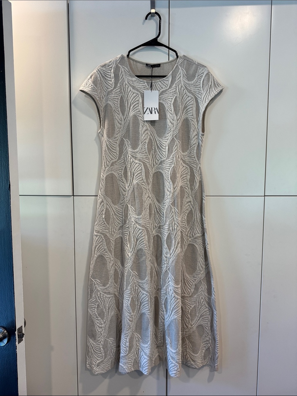 NWT ZARA Beige and Ivory Leaf-Pattern Midi Dress szL